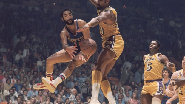 Walt Frazier pass